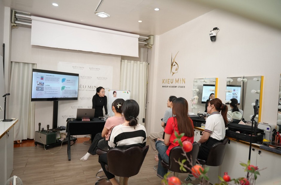 Lớp học trang điểm tại Kiều Min với màn hình giảng dạy