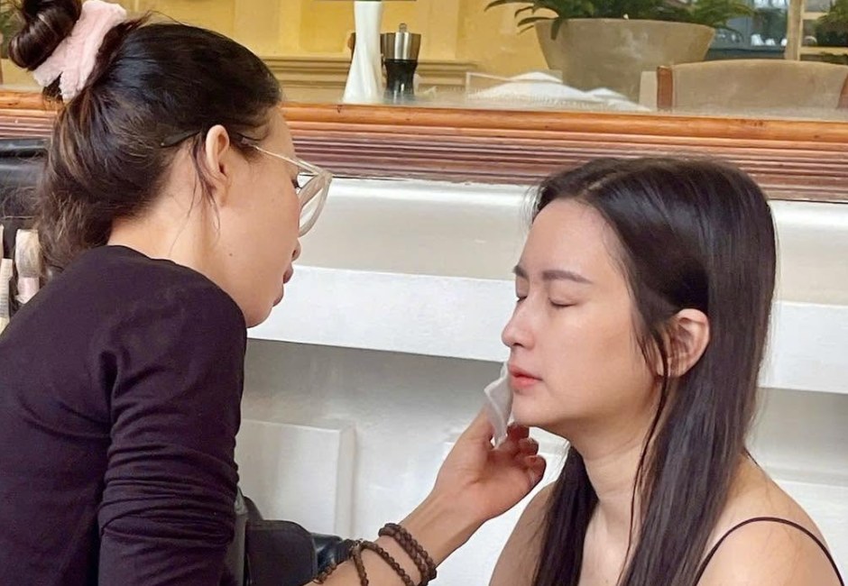 Kiều Min trực tiếp trang điểm cho khách tại studio