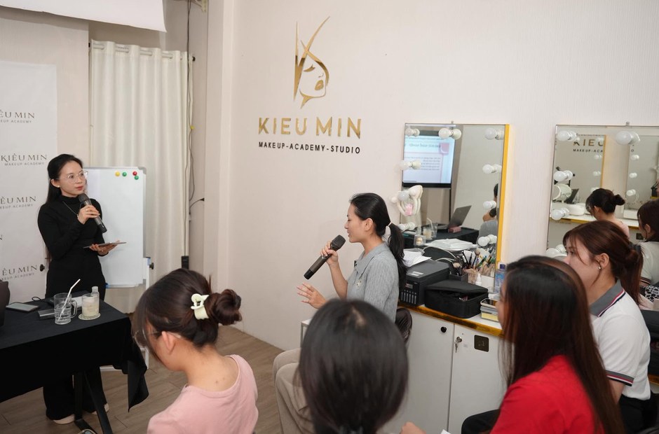 Buổi giảng lý thuyết tại studio Kiều Min Academy