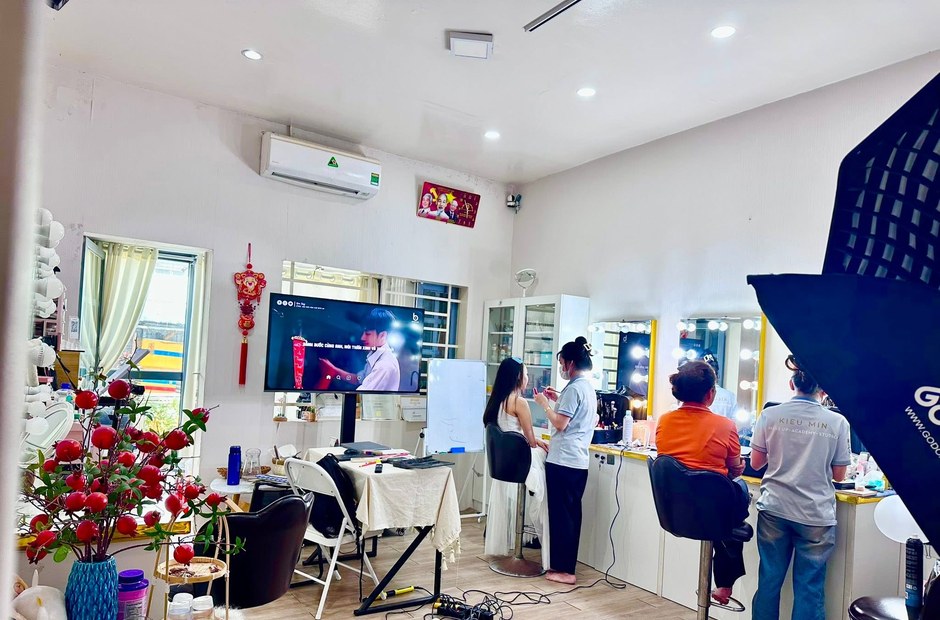 Không khí một buổi trang điểm tại studio Kiều Min, nhiều khách cùng được làm