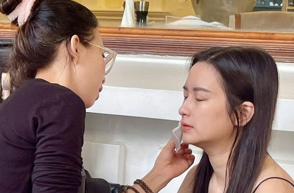 Kiều Min trang điểm tại chỗ cho khách trước giờ tiệc