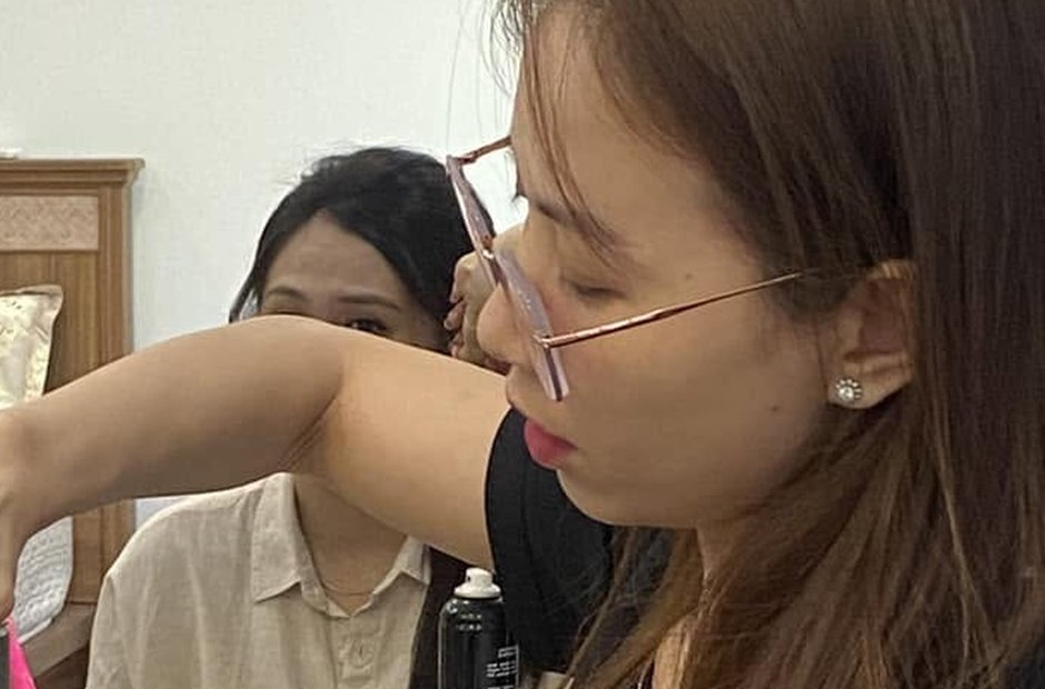 Thợ làm tóc cho khách dự tiệc