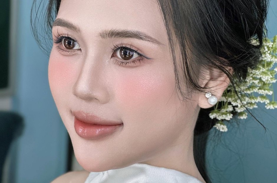 Tóc búi gọn hợp nhiều kiểu áo