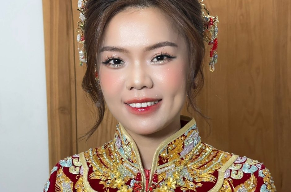 Trang điểm cô dâu mặc áo cưới đỏ truyền thống thêu kim tuyến