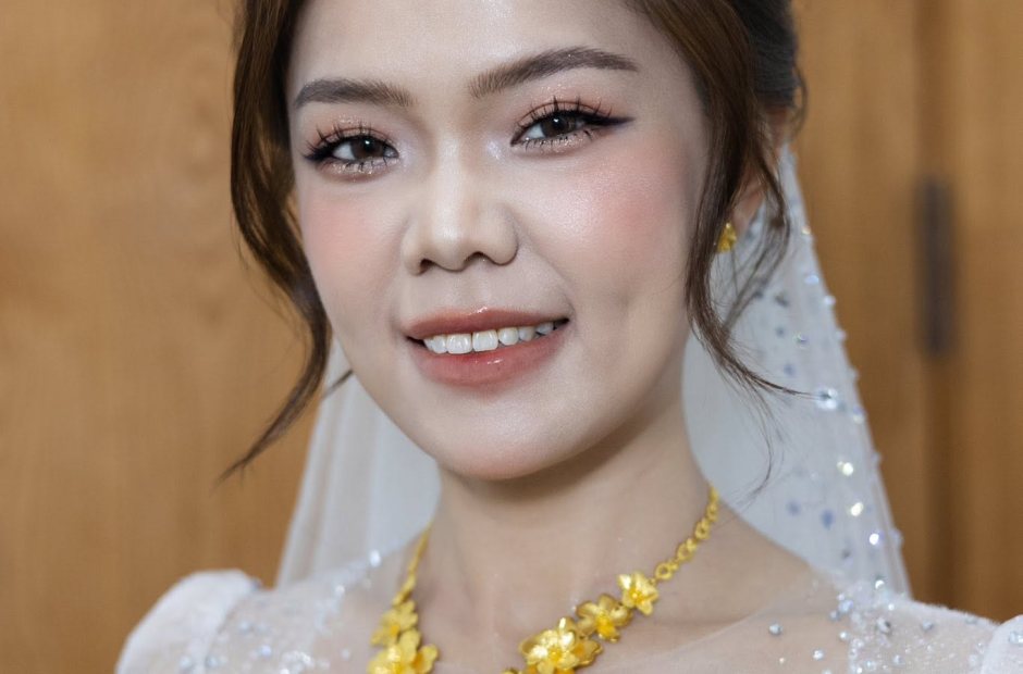 Cận mặt cô dâu đeo trang sức vàng, voan cưới