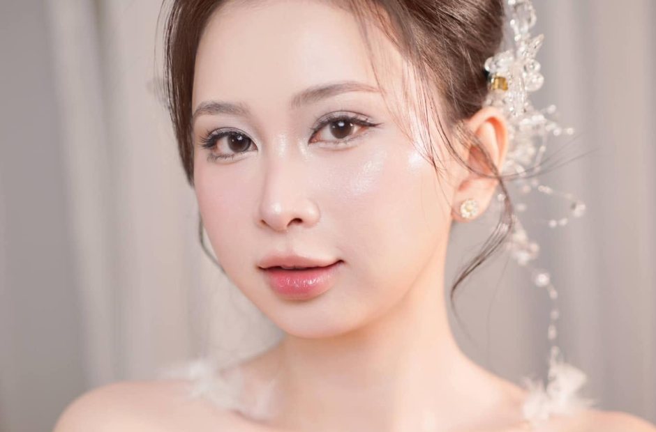 Cô dâu trang điểm nền mỏng, tự nhiên, trông trẻ trung