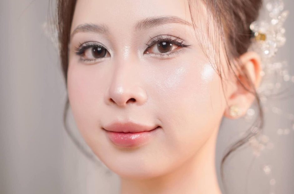 Makeup cô dâu nhẹ nhàng, nền trong, môi hồng