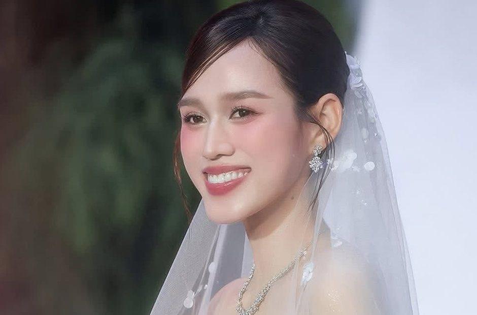 Cận mặt cô dâu cài voan, trang điểm tông hồng nhẹ