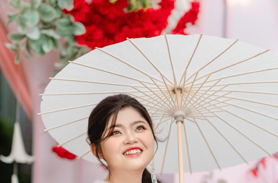 Makeup cô dâu đi tỉnh — cô dâu áo dài trắng cầm dù trong lễ vu quy