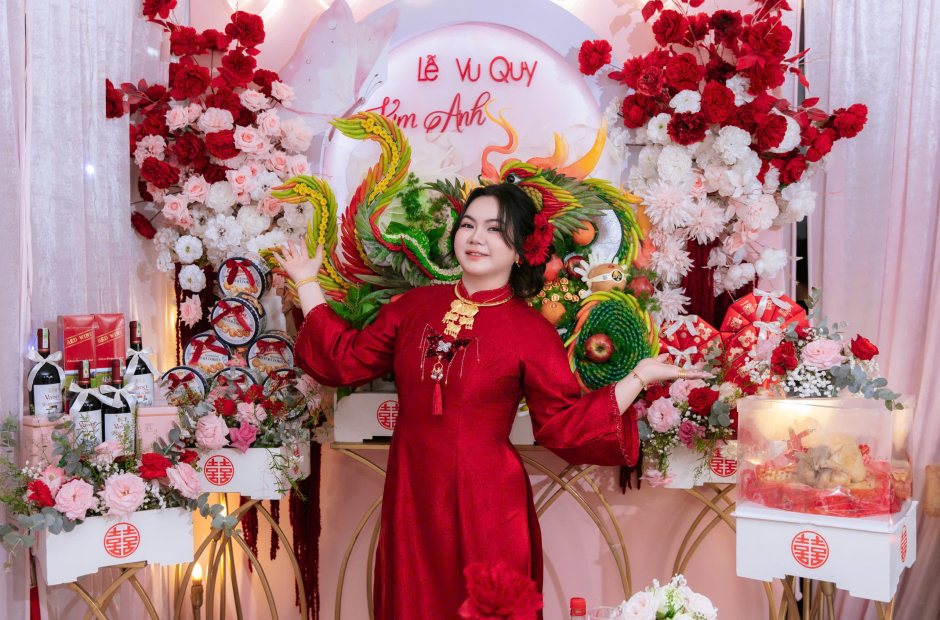 Cô dâu áo dài đỏ trước phông lễ vu quy