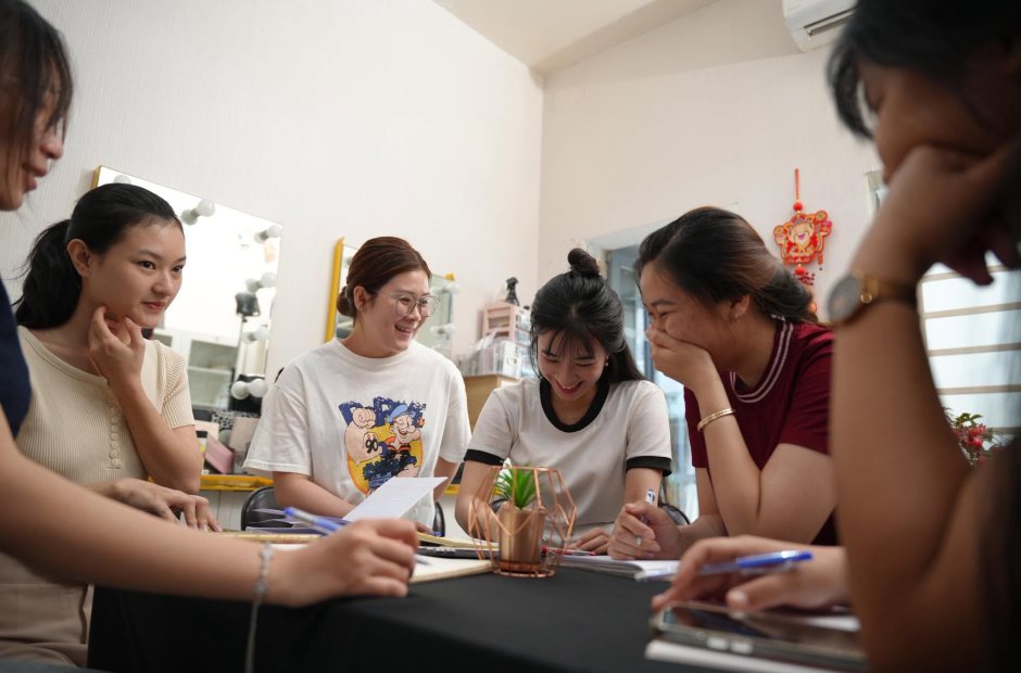 Giảng viên ngồi cùng bàn hướng dẫn nhóm học viên