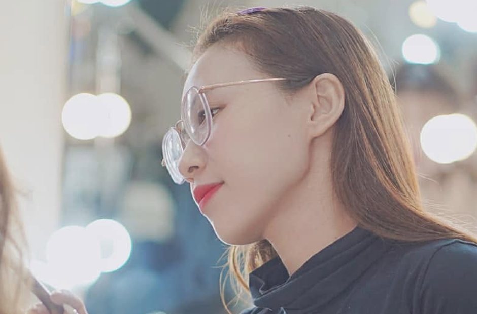 Cận mặt học viên soi gương sau khi trang điểm