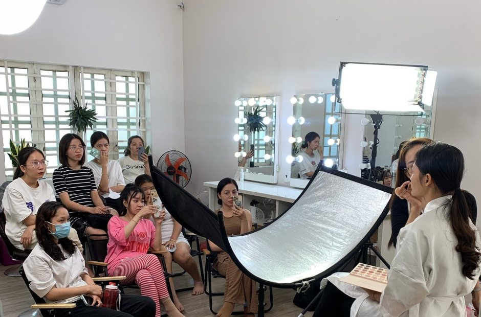 Lớp học có đèn và tấm hắt sáng để chụp hình