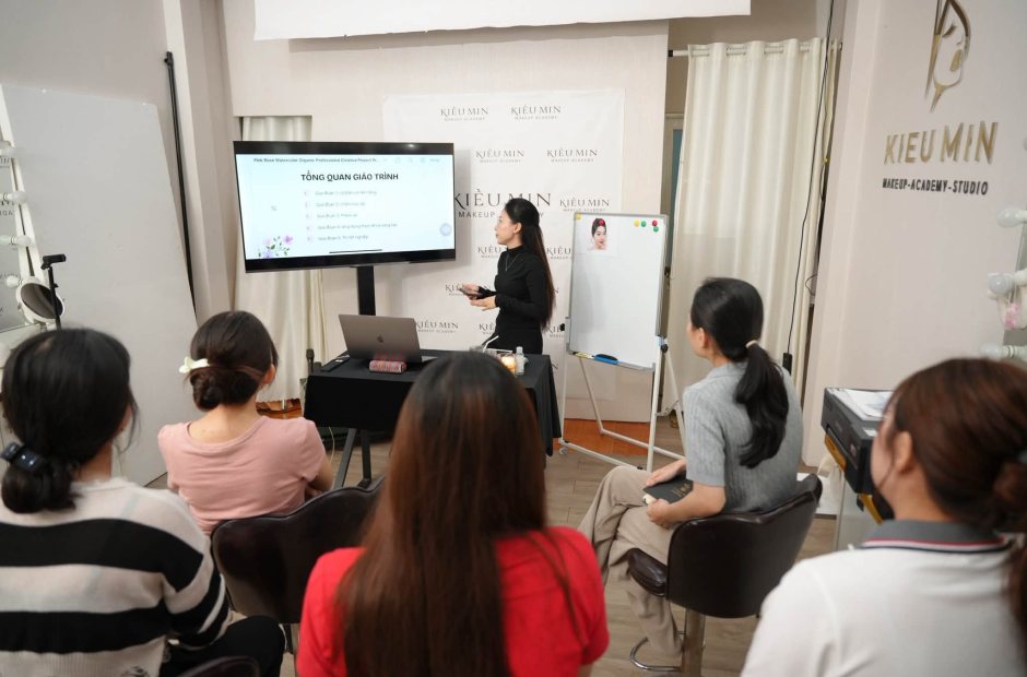 Cả lớp nghe giảng lý thuyết trước màn hình tại studio
