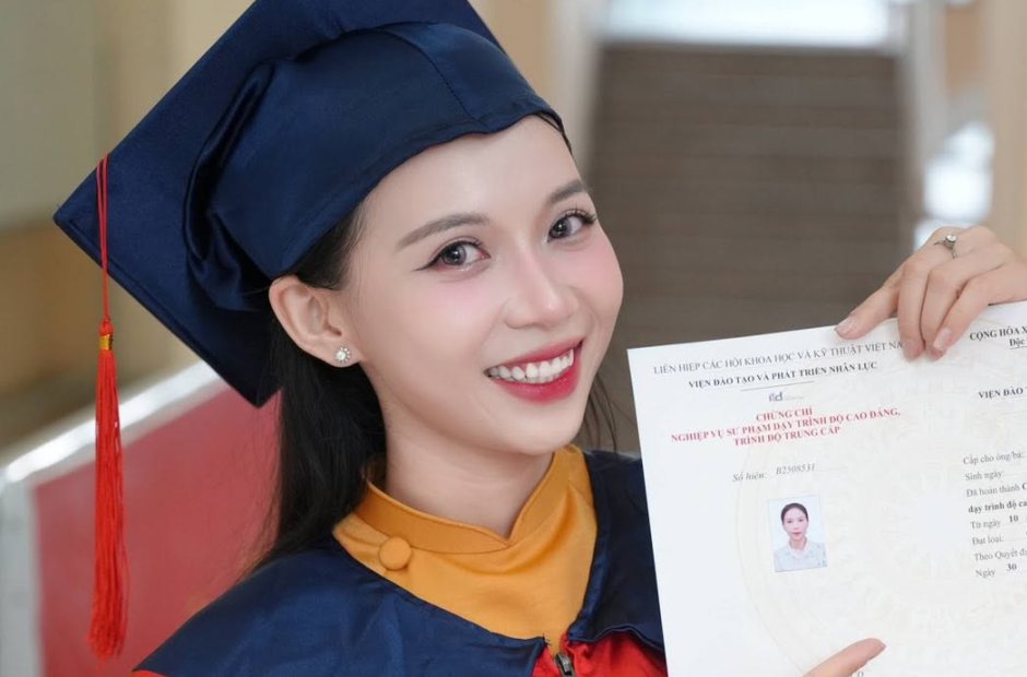 Kiều Min nhận giấy chứng nhận lớp nghiệp vụ sư phạm