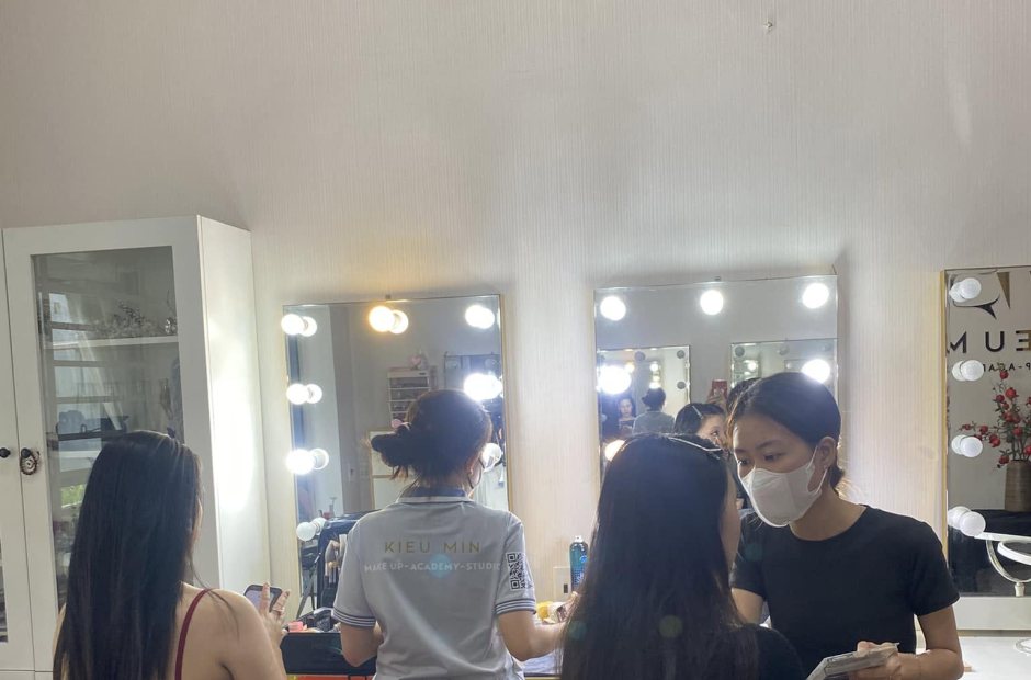 Học viên thực hành trang điểm tại gương trong studio