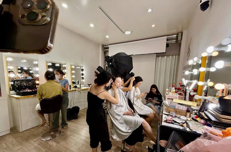 Hậu trường nhiều thợ cùng trang điểm một lúc