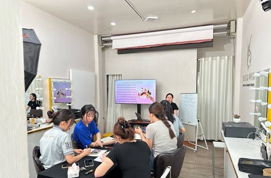 Buổi học lý thuyết có trình chiếu trong lớp