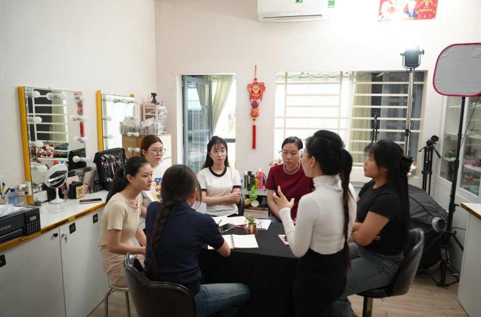 Học viên ngồi quanh bàn cùng giảng viên