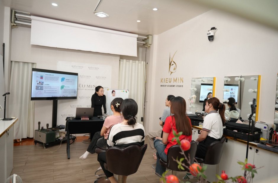 Lớp thực hành tại dãy bàn gương ở studio