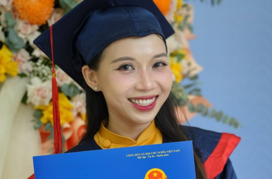 Kiều Min trong lễ tốt nghiệp lớp nghiệp vụ sư phạm