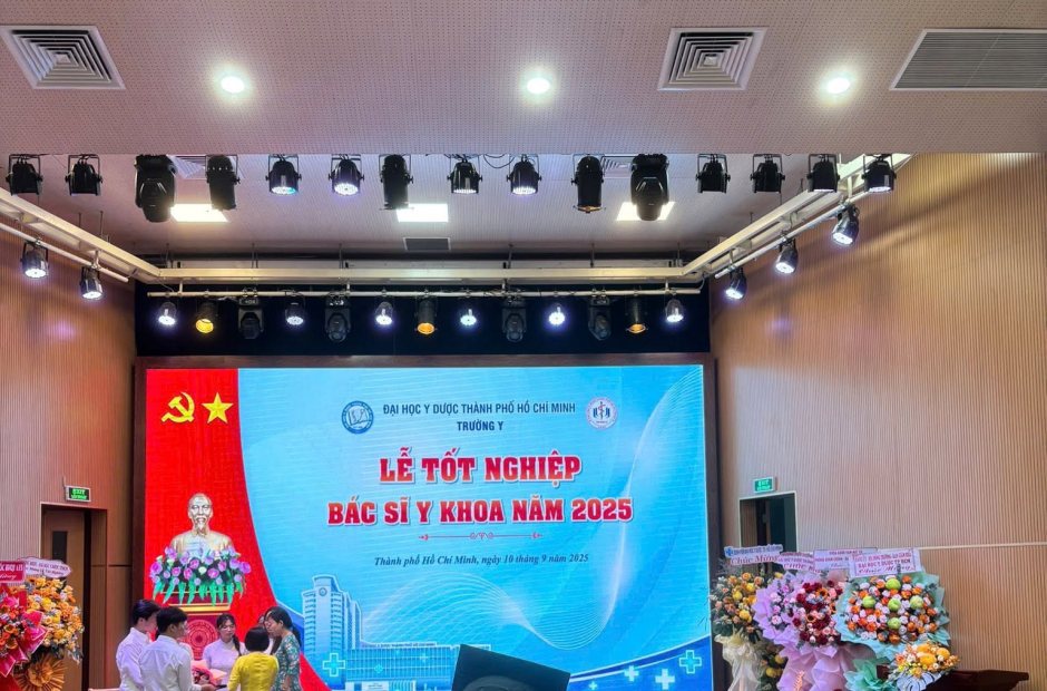 Hội trường lễ tốt nghiệp nhìn từ xa, sân khấu và hàng ghế