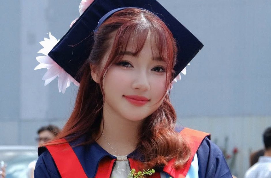 Makeup kỷ yếu cho tân cử nhân đội mũ, ôm hoa ngoài trời ngày tốt nghiệp
