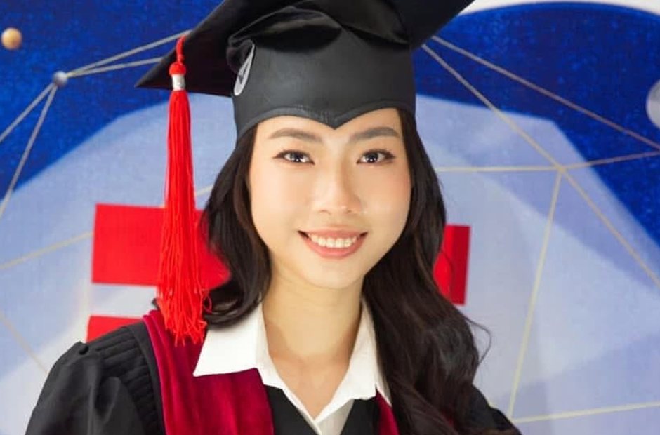 Tone makeup kỷ yếu tươi tắn cho tân cử nhân chụp studio nền xanh