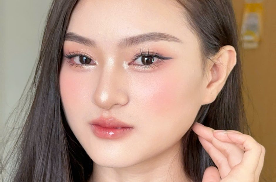 Cận mặt bạn nữ trang điểm tông hồng đào, môi căng bóng