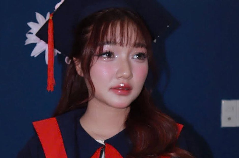 Makeup chụp kỷ yếu trong nhà dưới ánh đèn, bạn nữ đội mũ cử nhân