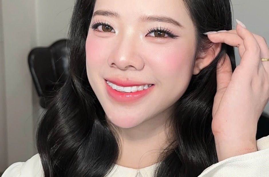 Bạn nữ vừa trang điểm xong tại studio Kiều Min, makeup lên hình rõ nét