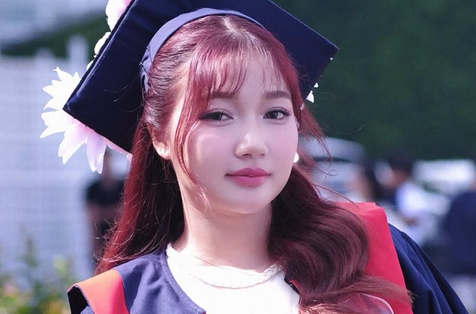 Bạn nữ đội mũ cử nhân chụp kỷ yếu ngoài trời nắng, makeup không trôi khi nắng