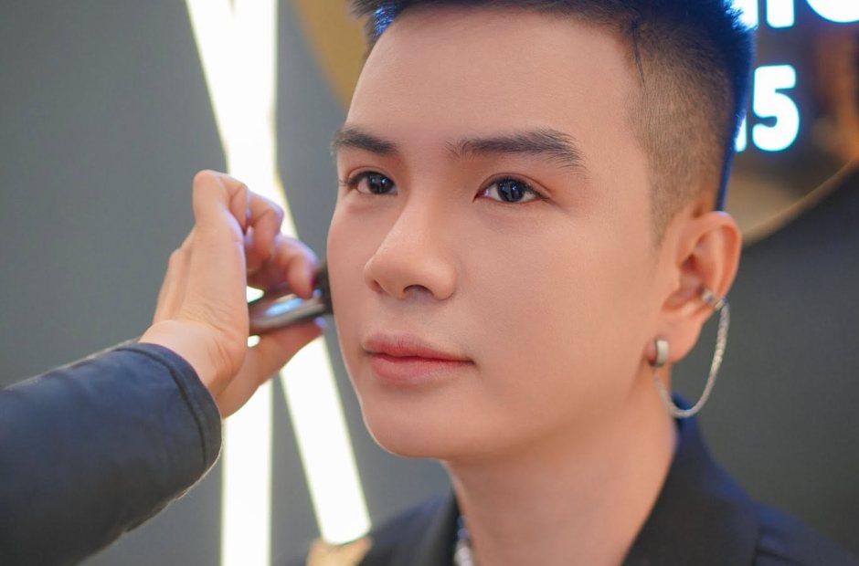Khách nam sau khi trang điểm nhẹ, da đều màu, không bóng dầu