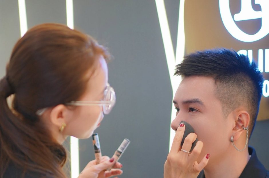 Thợ trang điểm cho khách nam, tán kem nền mỏng