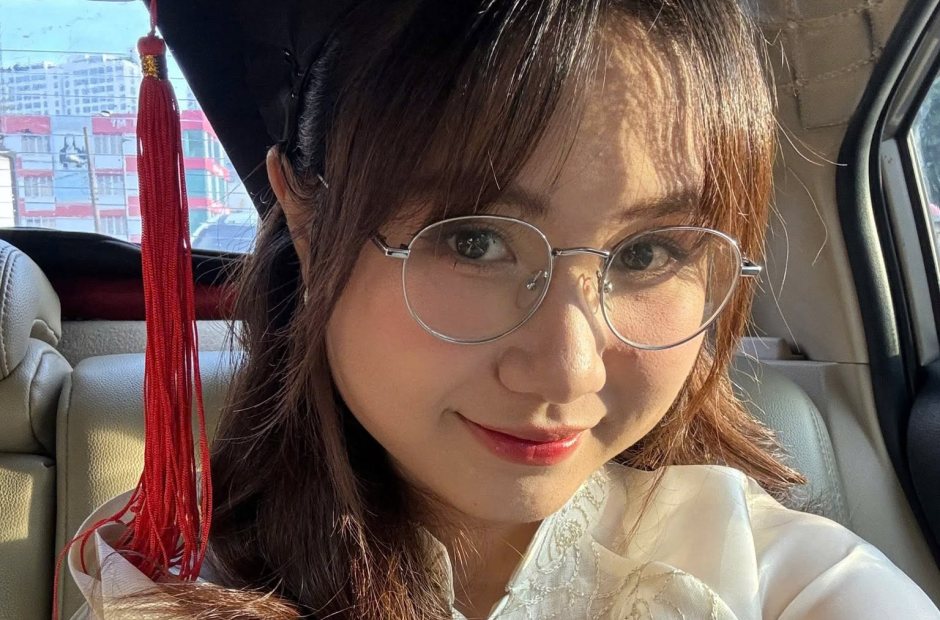 Bạn nữ đội mũ cử nhân chụp trong xe trên đường tới trường
