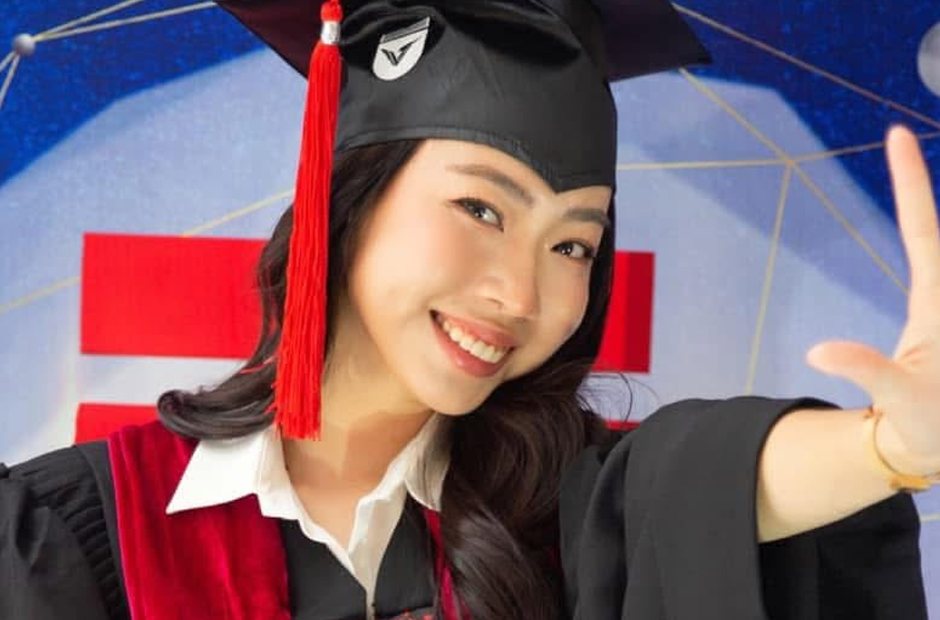 Tân cử nhân vẫy tay chụp studio ngày tốt nghiệp