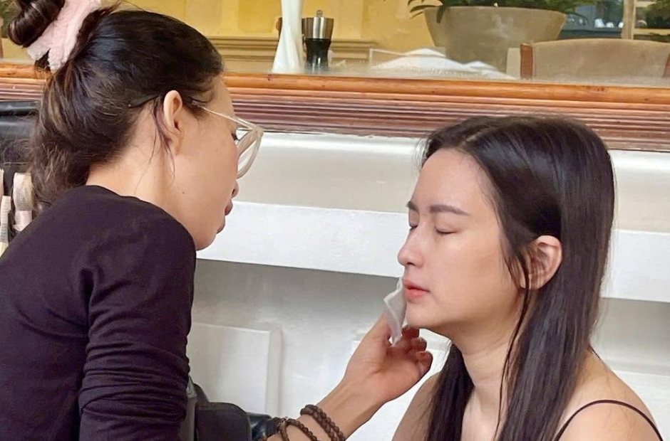 Ê-kíp Makeup Kiều Min chỉnh lớp nền cho khách ngay tại nơi làm