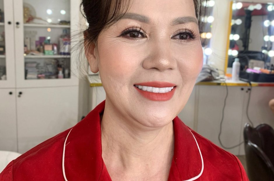 Người mẹ trang điểm làm tóc xong tại studio Kiều Min, tóc vén gọn ra sau