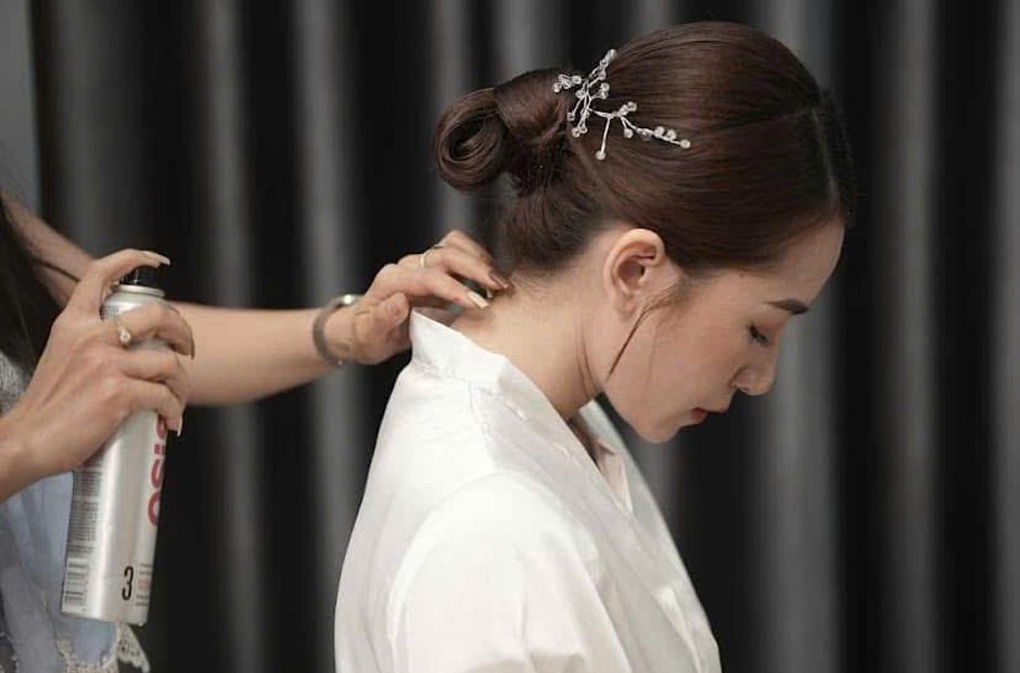 Tạo kiểu tóc búi thấp có cài trâm và xịt giữ nếp