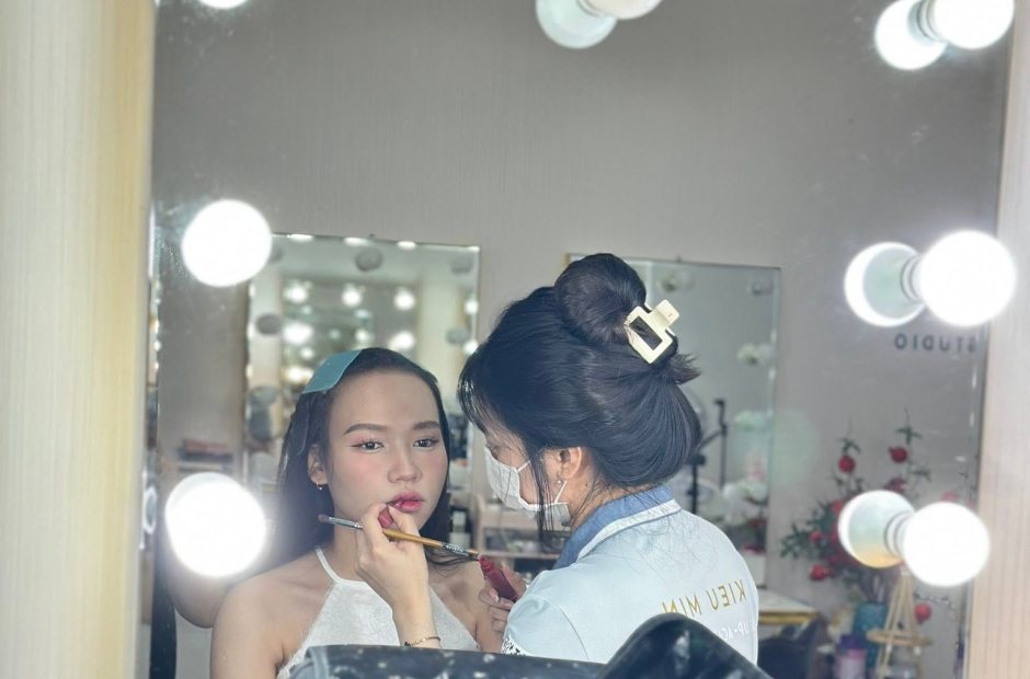 Chuyên viên Makeup Kiều Min trang điểm cho khách trong studio