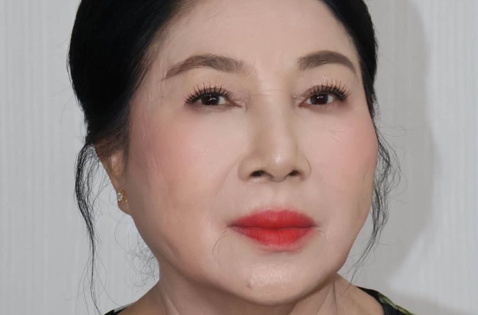 Makeup cho phụ nữ 50–60 tuổi: nền mỏng, lông mày mềm, son đỏ ấm, tóc búi