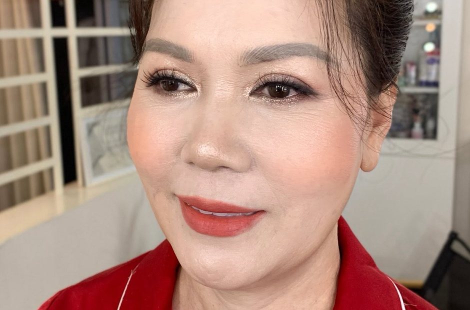 Makeup tone hồng đất cho phụ nữ trung niên, cận gương mặt