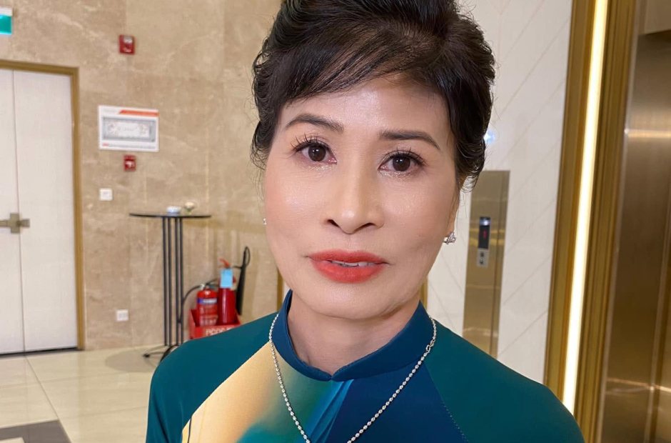 Tone makeup cho mẹ mặc áo dài xanh cổ vịt, son cam đất, má ấm