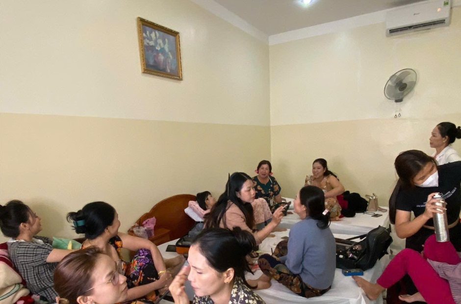 Gói makeup cô dâu và mẹ — nhiều người trong nhà trang điểm cùng lúc trong phòng khách