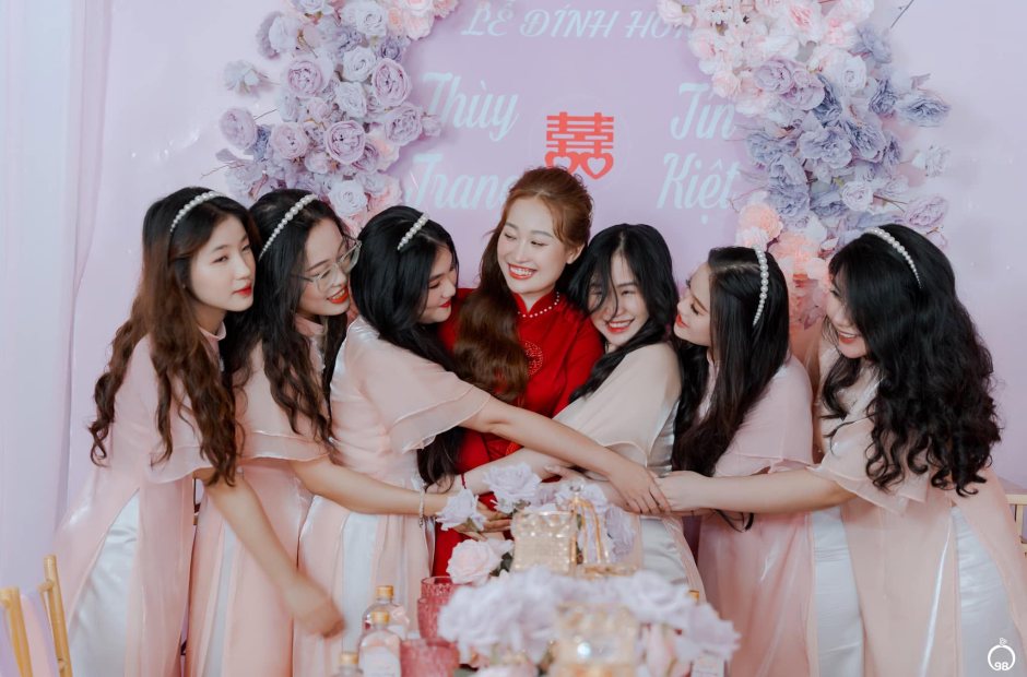 Makeup đội bưng quả và phù dâu áo dài hồng quanh cô dâu trong lễ đính hôn