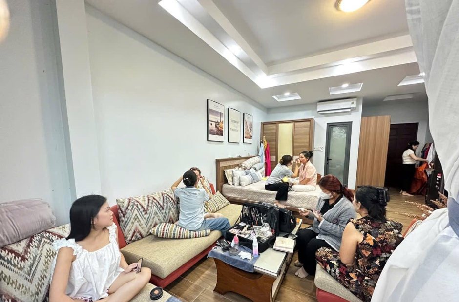 Người nhà ngồi phòng khách chờ tới lượt trang điểm ngày cưới
