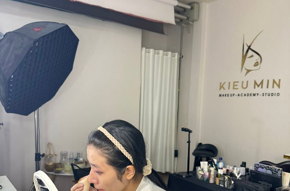 Học viên tự trang điểm trước gương tại studio Kiều Min