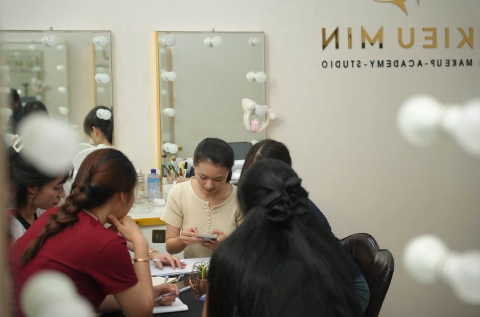 Lớp học trang điểm cá nhân nhỏ tại studio Kiều Min