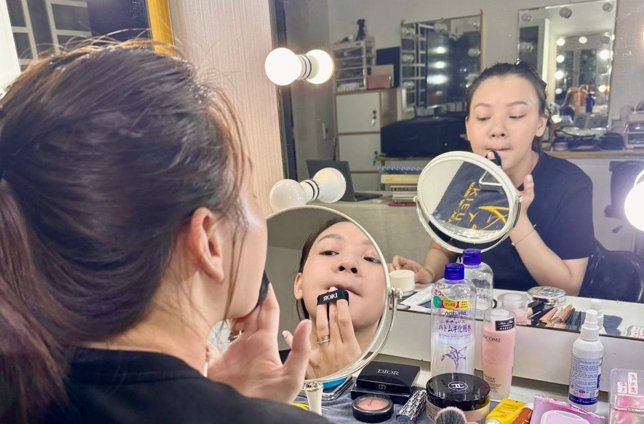 Học viên tự thoa son trước gương, giảng viên kèm bên cạnh
