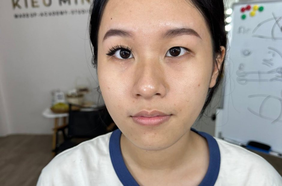 Gương mặt trang điểm rất mỏng, gần như mặt mộc